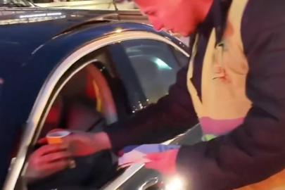 Ankara’da trafikte kalanlara papatya çayı dağıtıldı