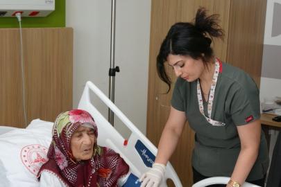 Gaziantep'te yaşlı kadının karnından 4,5 kilo kitle çıktı