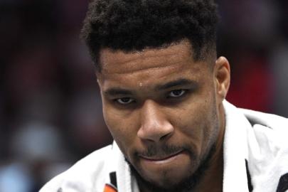 Giannis Antetokounmpo, en az 4 hafta yok