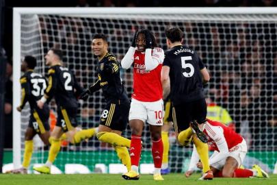 İngiltere'de lider Arsenal'in puan kayıpları sürüyor