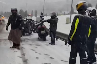 İstanbul'da kar yağışı trafiği felç etti: Motorcular yolda kaldı