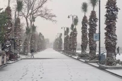 İstanbul'un Silivri kesimleri güne lapa lapa karla uyandı