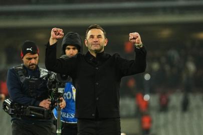 Okan Buruk, maç sonu taraftarlara 3’lü çektirdi