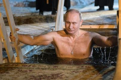 Putin’in buzlu su dalışı sosyal medyada gündem oldu