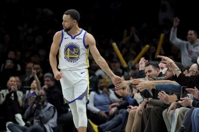 Stephen Curry, NBA'de en fazla sayı atan 19. isim oldu