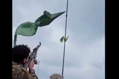 Suriyeli asker PKK/YPG paçavrasını silahla ateş ederek indirdi