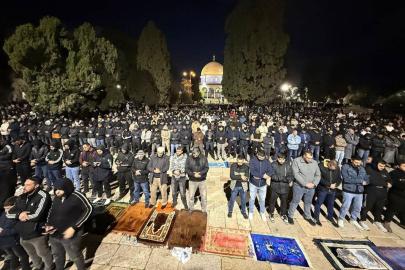 50 bin mümin tüm kısıtlamalara rağmen Mescid-i Aksa'da saf tuttu