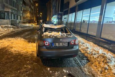Ağrı’da çatıdan düşen kar ve buz kütlesi araca zarar verdi