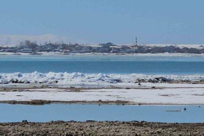 Arin Gölü’nde buz dalgaları: Sahilde metrelerce buz yığını oluştu