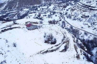 Beyaza bürünen 2 bin rakımdaki mahalleler havadan görüntülendi