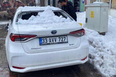 Bingöl’de çatıdan düşen kar otomobile zarar verdi