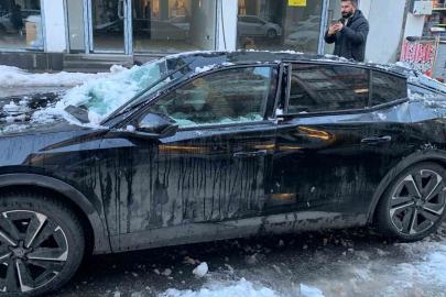 Bingöl’de çatıdan düşen kar otomobile zarar verdi