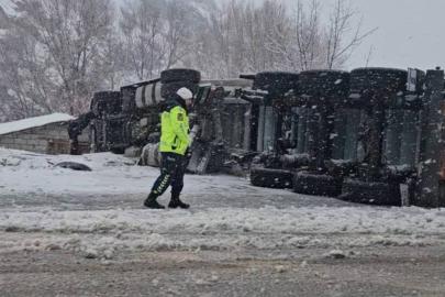 Bingöl’de tır devrildi: 1 yaralı