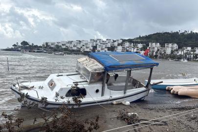 Bodrum'da sağanak; yollar trafiğe kapandı, iş yerlerini su bastı (2)