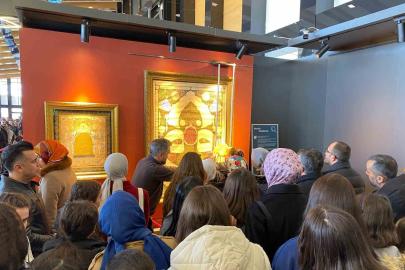 Devlet korumasındaki çocuklar, kutsal emanetler ve vakıf eserleri sergisini ziyaret etti