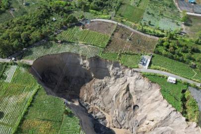 Endonezya'daki dev obruğun genişliği 30 bin metrekareyi aştı