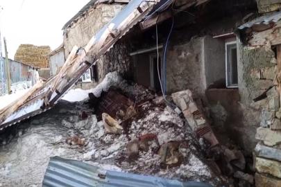 Erzincan’da fırtına çatıları uçurdu