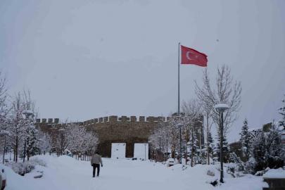 Erzurum yine beyaza büründü: 775 köy yolu ulaşıma kapandı