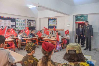 Erzurumlu minik yürekler Mehmetçiğe mektup yazdı