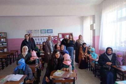 Gençlerin el emeğiyle hazırladığı hediyeler, minik yürekleri ısıttı