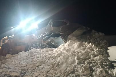 Hakkari 2.800 rakımda yol genişletme çalışması