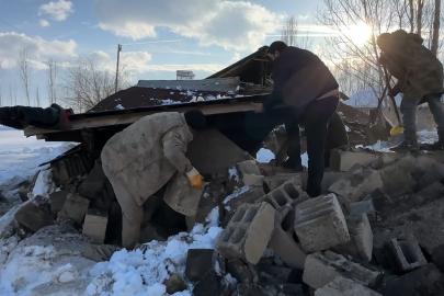 Hakkari’de ahırın çatısı çöktü: 2 hayvan telef oldu