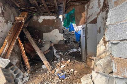 Hakkari’de bir evin üzerine kaya düştü