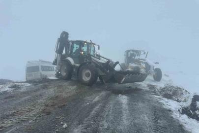 Iğdır’da yoğun kar yağışı: 57 köy yolu ulaşıma kapandı, şarampole devrilen minibüs kurtarıldı