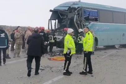 İran plakalı yolcu otobüsü tıra arkadan çarptı; 1 ölü, 10 yaralı