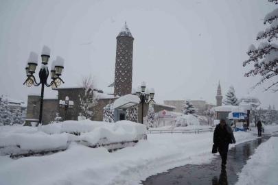Kar durdu soğuklar geldi