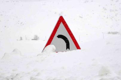 Kar yağışı Bitlis’te etkisini artırdı: 100 köy yolu ulaşıma kapandı
