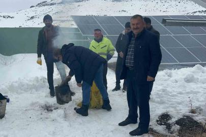 Kars’ta köylüler, içmesuyu için kurdukları GES sitemlerinin karını imece usulü temizliyor