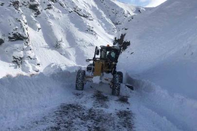 Kemaliye’de köy yollarında karla mücadele sürüyor