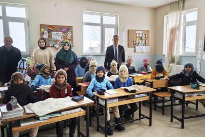 Niğdeli kadınlar Ahlatlı köy çocuklarının içini ısıttı