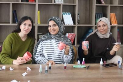 Öğrenciler kupa boyama etkinliğinde bir araya geldi