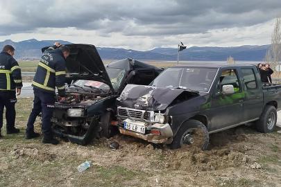 Otomobille kamyonet çarpıştı: 3 yaralı