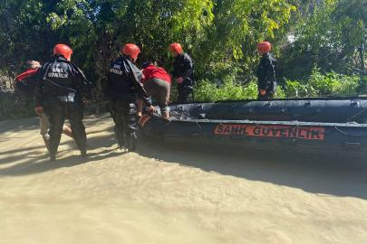 Sağanakta su basan seranın çatısında mahsur kalan 2 kişi botla kurtarıldı