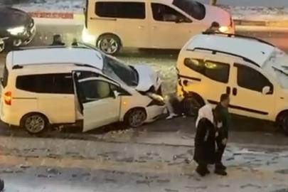 Siirt’te kar yağışı nedeniyle 6 araç zincirleme kazaya karıştı