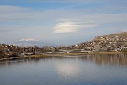Süphan Dağı üzerinde oluşan mercek bulutu görenleri hayran bıraktı