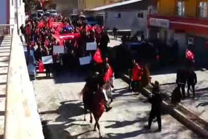 Tercan’da Kaymakam Duman’a şemsiye tartışması sonrası destek yürüyüşü