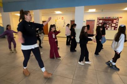 Yüksekova’da kültür sanat buluşması: Hakkari halayı ile Ege’nin zeybeği buluştu