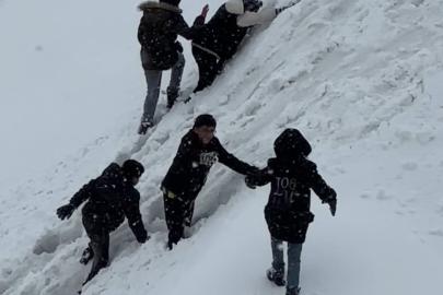 Yüksekova’da tepsiler kızak oldu, karlı yamaçlar oyun alanına dönüştü