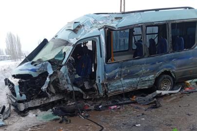 Yüksekova’da yolcu minibüsü ile otobüs çarpıştı: Çok sayıda yaralı var