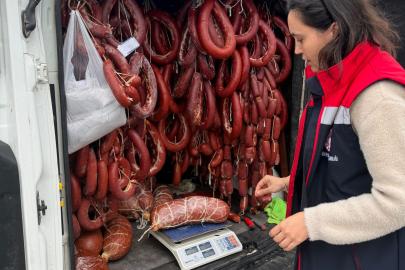 176 kilo tarihi geçmiş sucuk ele geçirildi