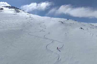 Ağrı Dağı’ndan kayan kayakseverler, Ağrı Dağı’nın Iğdır tarafına kayak merkezi yapılması çağrısında bulundu