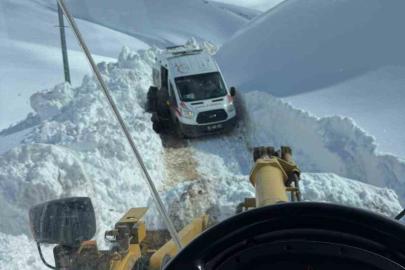 Ağrı’da 2 metrelik karda zamanla yarış: Mahsur kalan hasta kurtarıldı