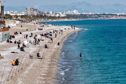 Antalya'da sahilde deniz, zirvede kayak keyfi