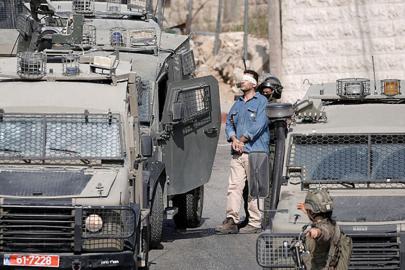 Batı Şeria'da işgalci terörü: Evler basıldı, onlarca Filistinli esir alındı