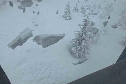 Bitlis’te çatılardaki kar tehlikesi devam ediyor