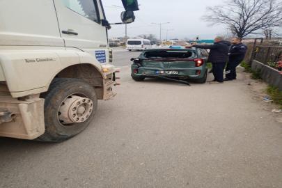 Bursa'da hafriyat kamyonu otomobile çarptı: Bir kişi yaralandı